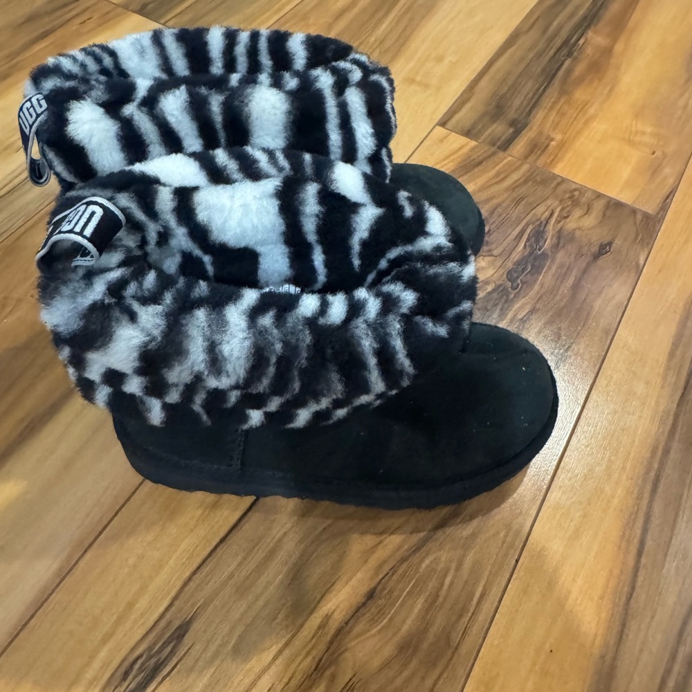 UGG - Picture 3 of 5